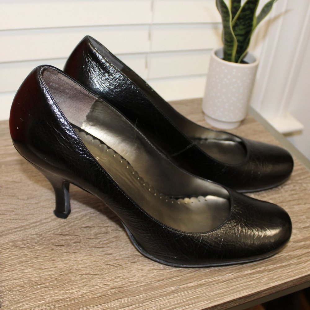 Kenneth Cole black patent crackle leather pumps